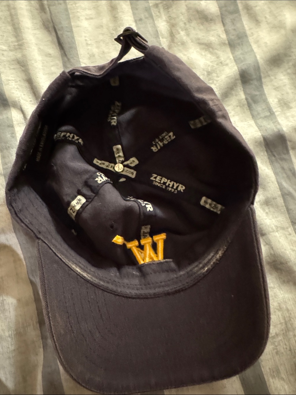 U of W Sports Club hat - Picture 4 of 4